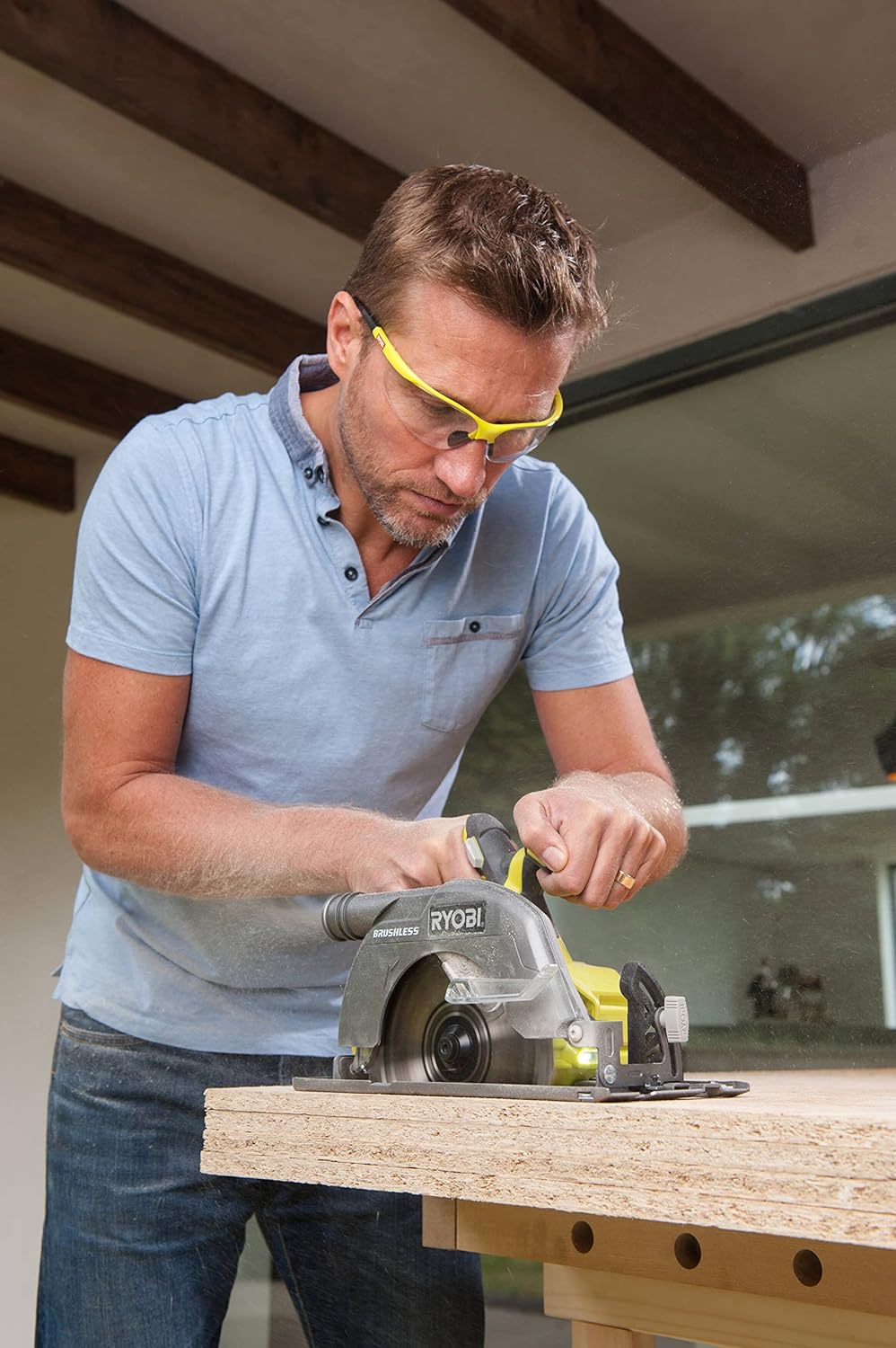RYOBI - Sierra Circular Eléctrica Sin Cable a Batería 18V ONE+ Brushless 60mm - Buena Autonomía y Comodidad de Uso - Se Entrega con 1 Cuchilla 184 mm 24 dientes y 1 Llave de Servicio - R18CS7-0