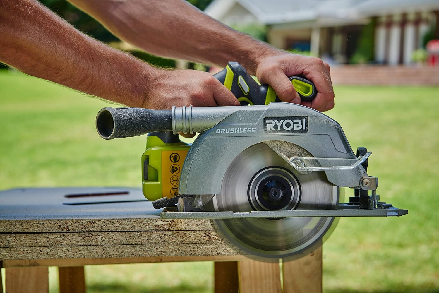 RYOBI - Sierra Circular Eléctrica Sin Cable a Batería 18V ONE+ Brushless 60mm - Buena Autonomía y Comodidad de Uso - Se Entrega con 1 Cuchilla 184 mm 24 dientes y 1 Llave de Servicio - R18CS7-0